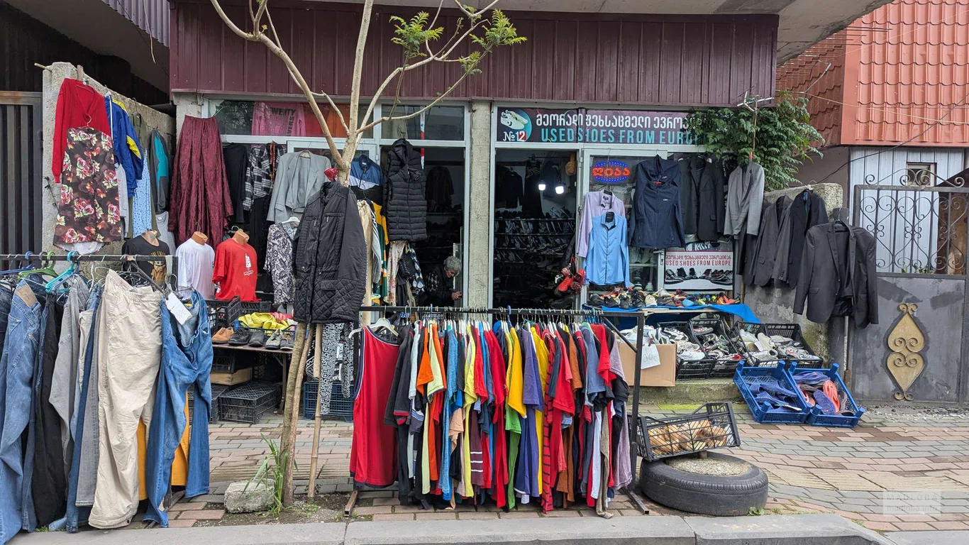 Рынок секонд-хенд – одежда и обувь на улице Месхети в Батуми