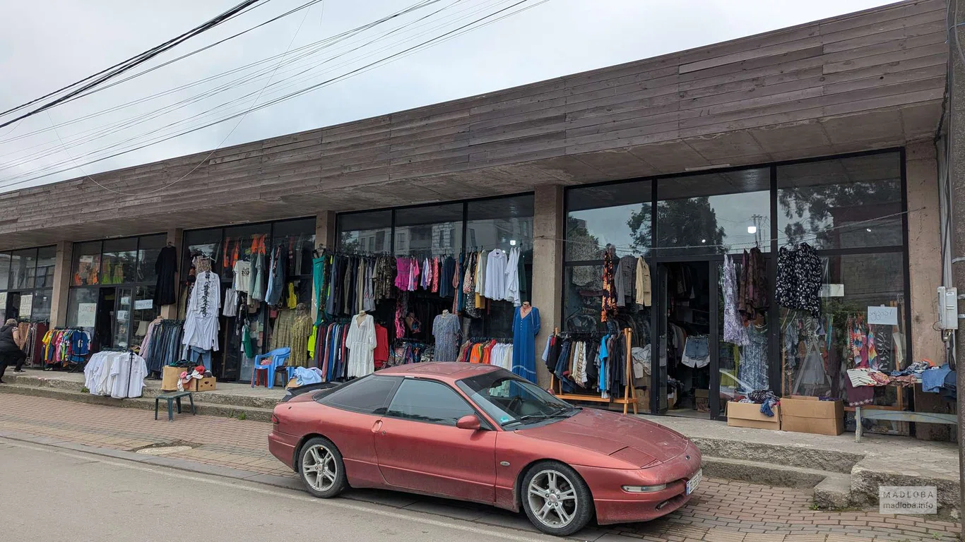 Рынок секонд-хенд – одежда и обувь на улице Месхети в Батуми