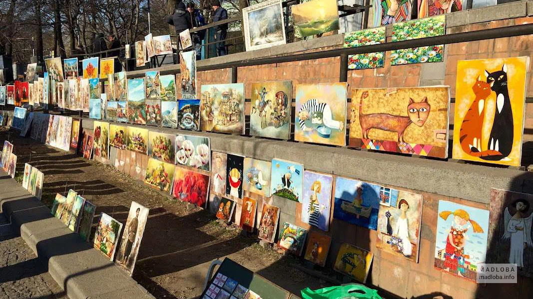 Блошиный рынок «Сухой мост» (арт-часть на мосту)