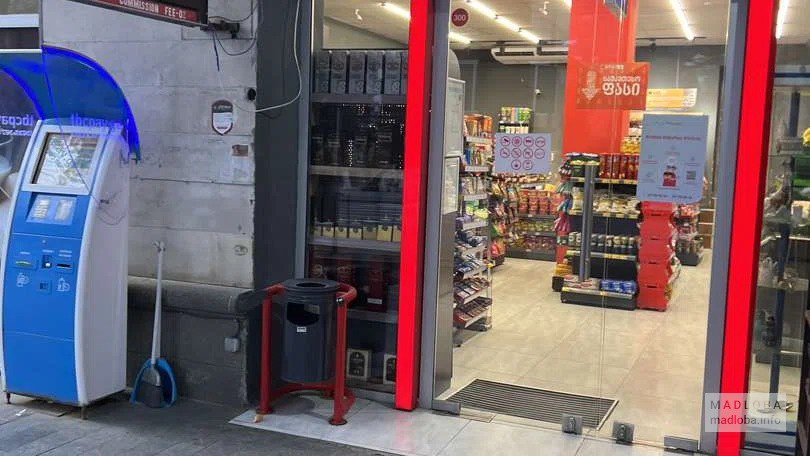 Супермаркет Spar входная дверь