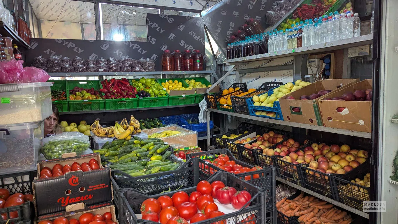 Овощи и фрукты в магазине Saba в Батуми