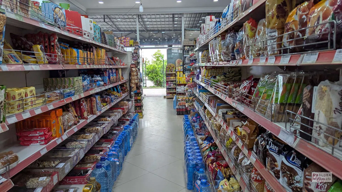 Полки с продуктами в магазине Saba в Батуми