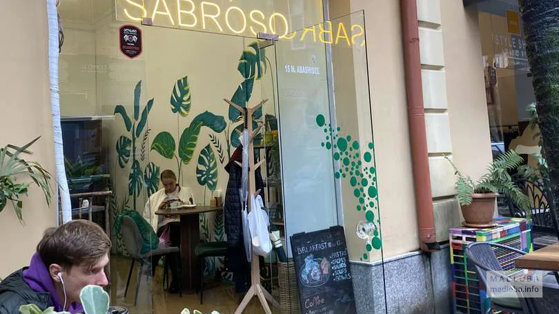 Вход в кофейню Sabroso