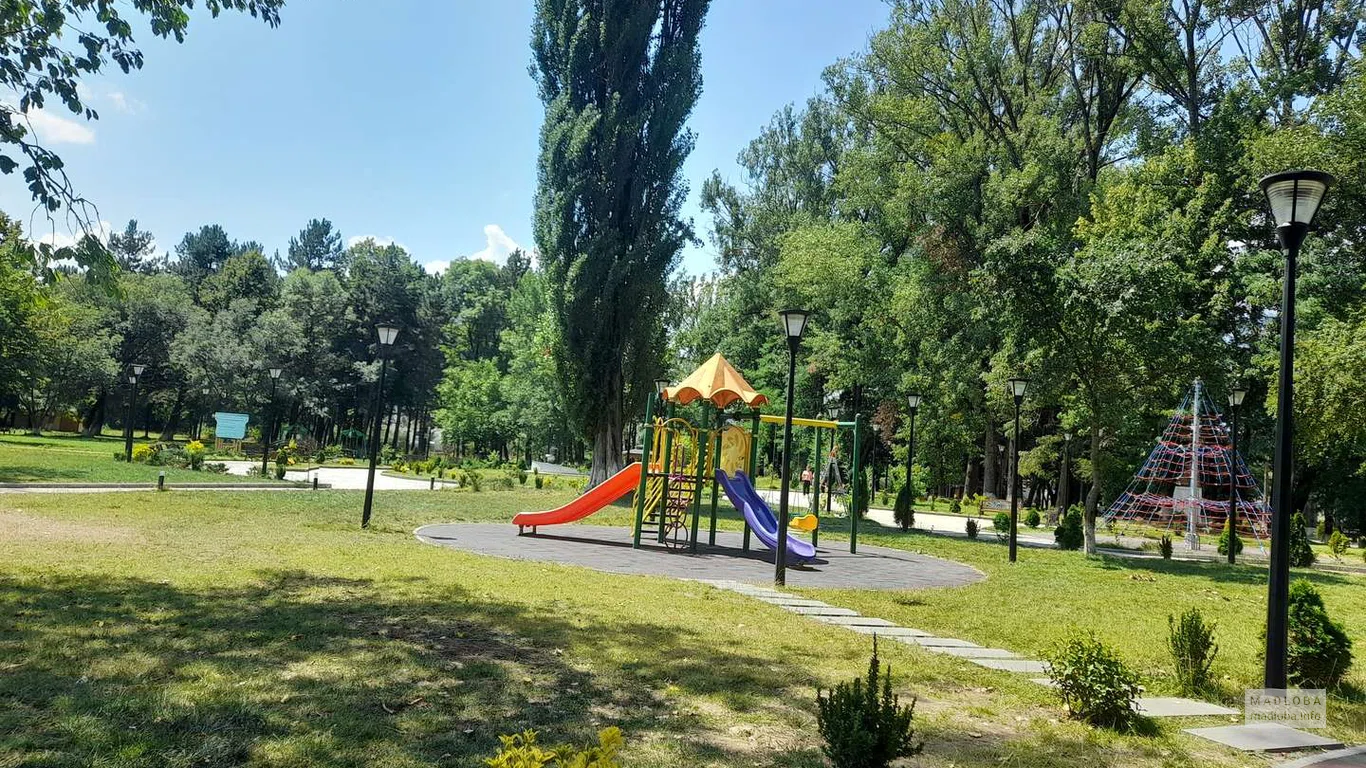 Детская площадка в саду Кужана