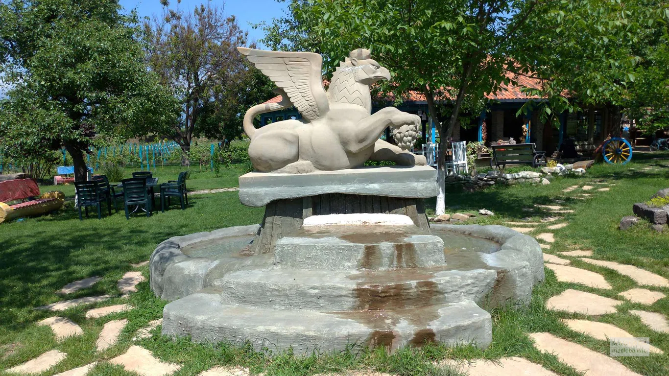 Скульптура грифона в саду Цинандали