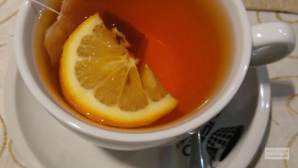 Подача чая с лимоном в Saghighino