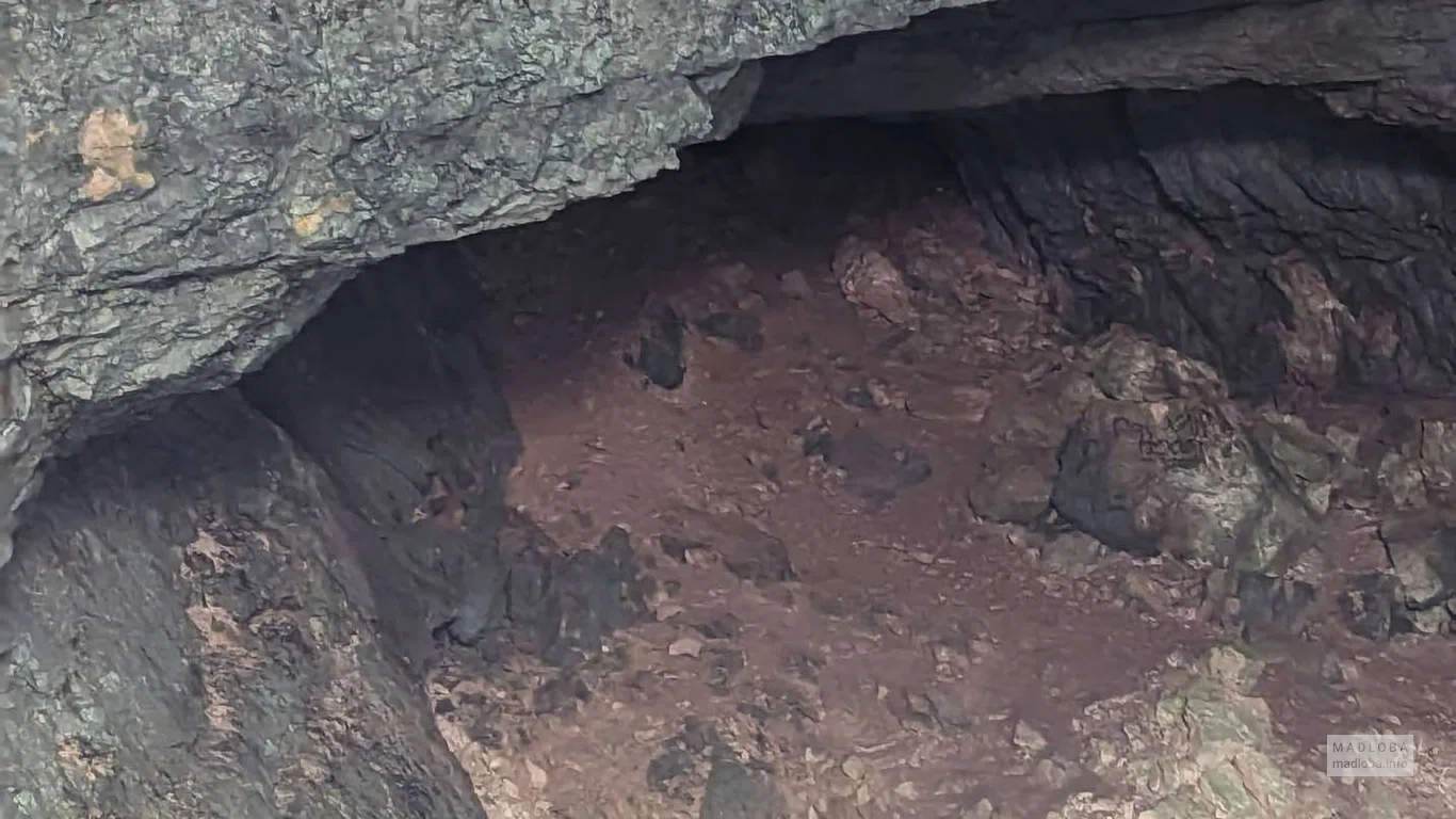 Неприметный вход в пещеру Сакинуле
