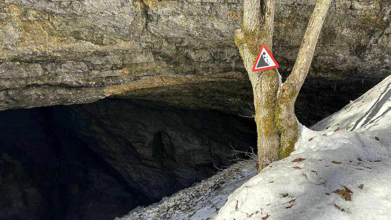 Предупреждение о камнепаде в пещере Сакинуле