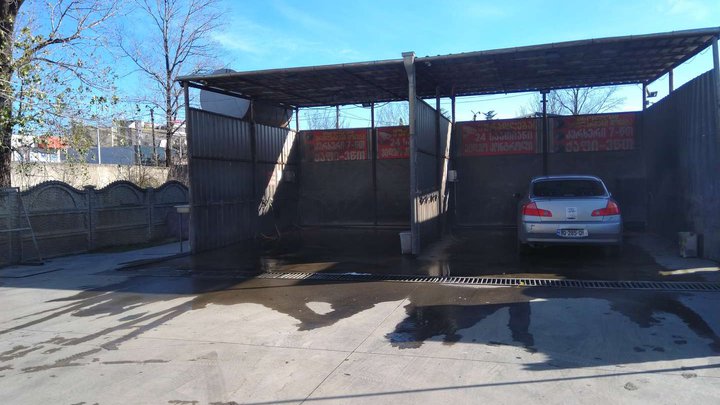 Self-service car wash (9 April St., 1)