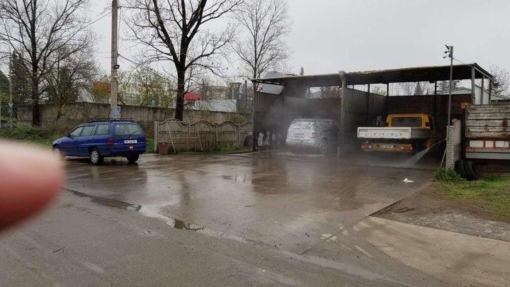 Self-service car wash (9 April St., 1)