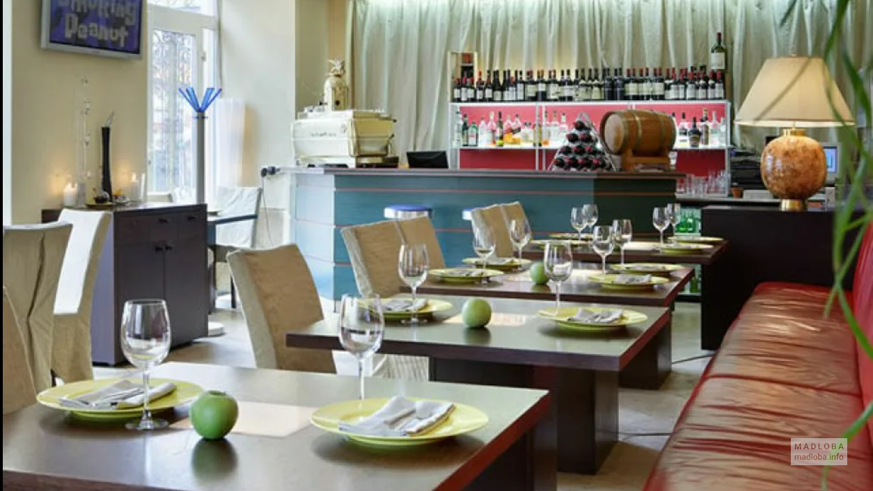 Столы для посетителей ресторана Сан Марко