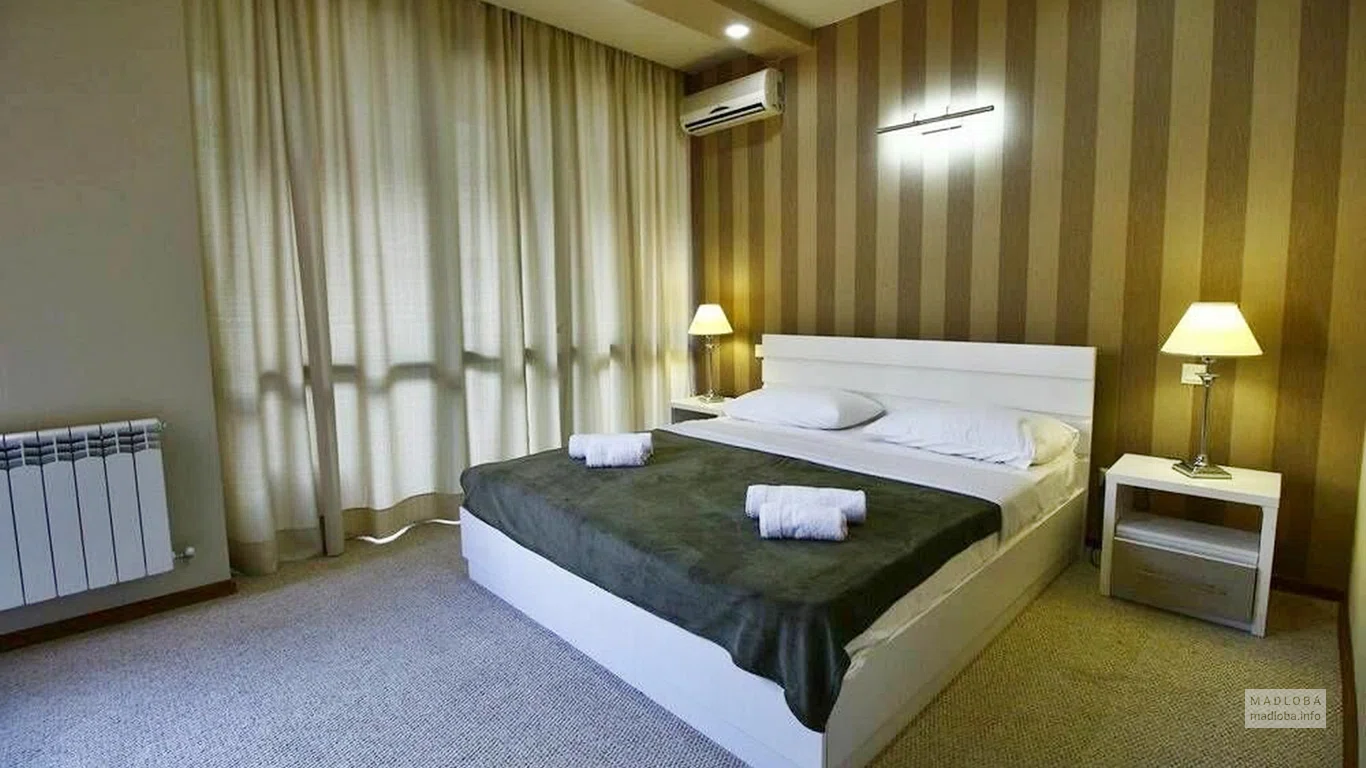 Кровать номере отеля “Сани” в Тбилиси