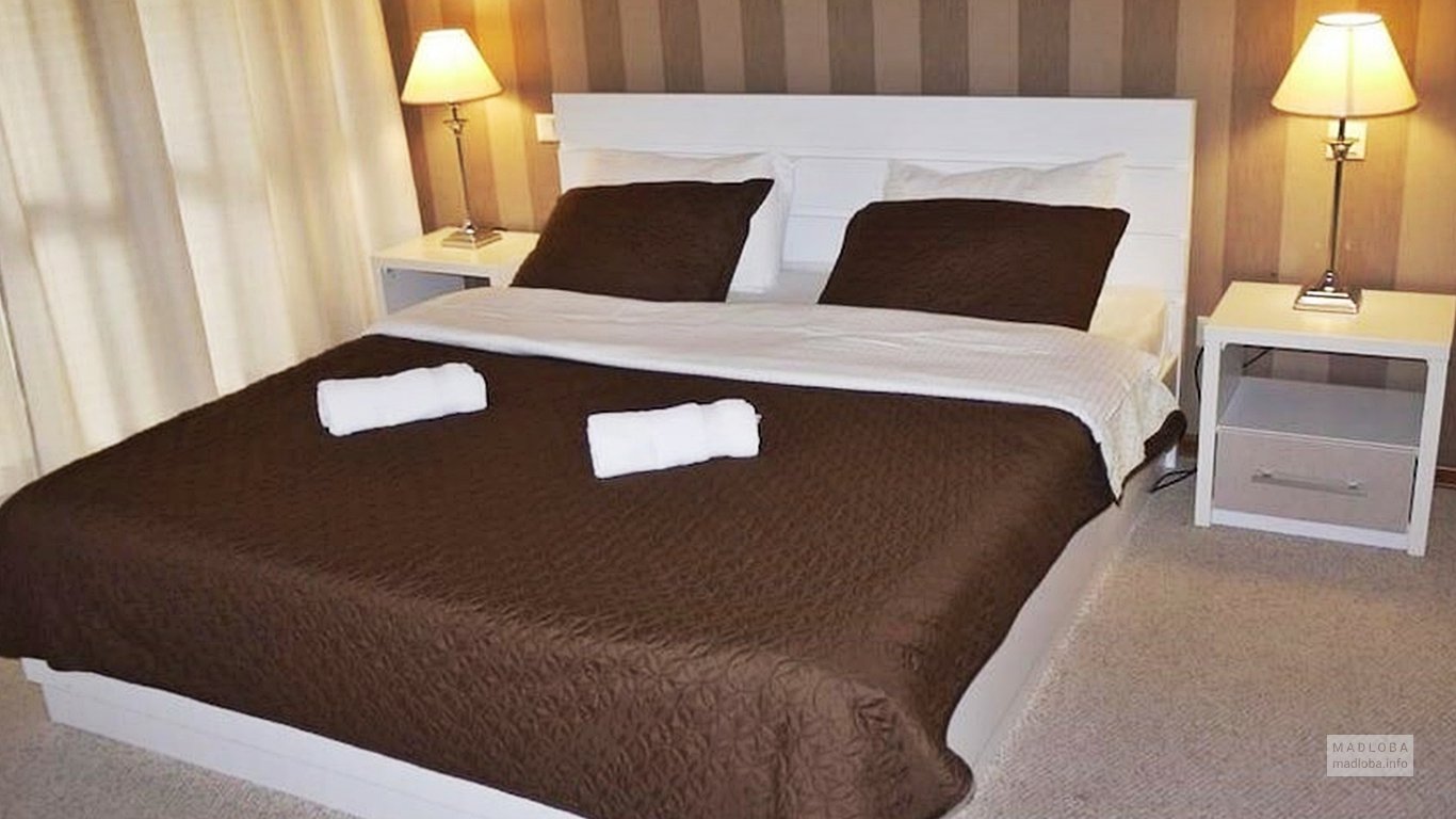Двуспальная кровать в номере отеля “Сани”
