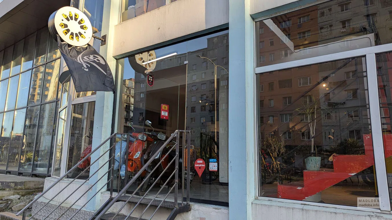 Магазин мотороллеров "Scoot Scoot" в Батуми