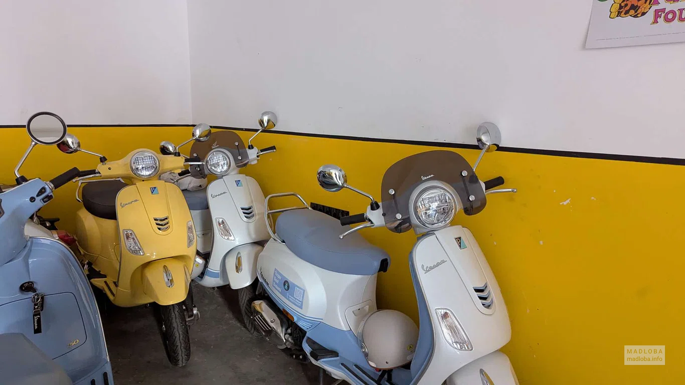 Мопеды в магазине мотороллеров "Scoot Scoot" в Батуми