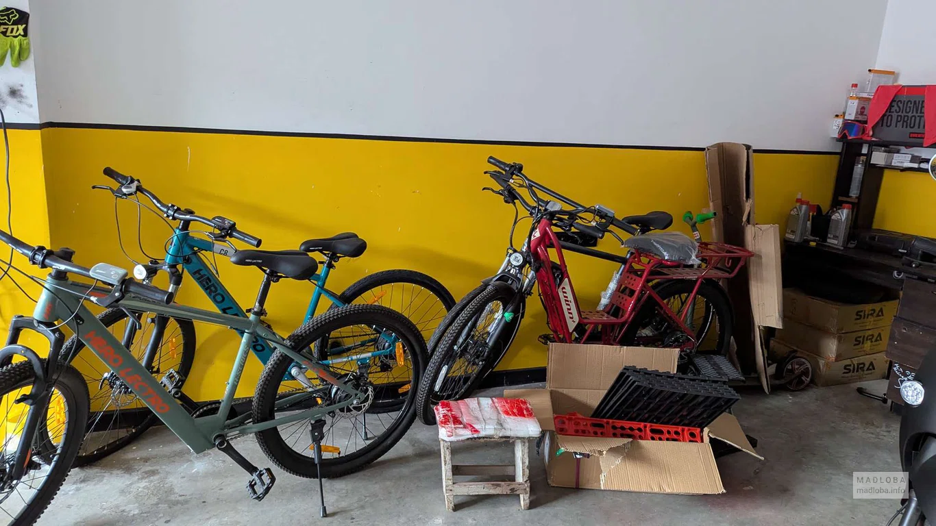 Велосипеды в магазине мотороллеров "Scoot Scoot" в Батуми