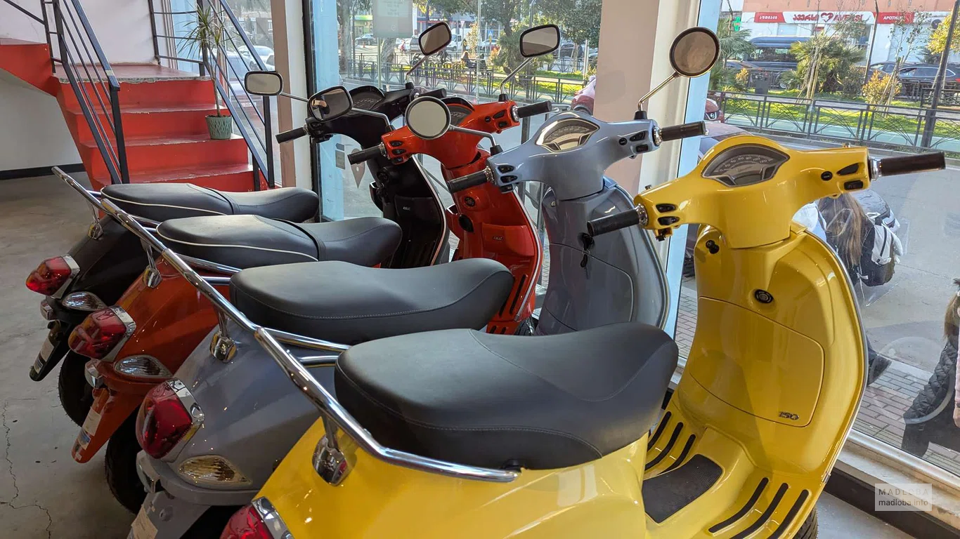 Мопеды разного цвета в магазине Scoot Scoot в Батуми