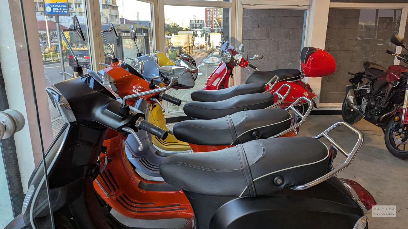 Мопеды в магазине "Scoot Scoot" в Батуми