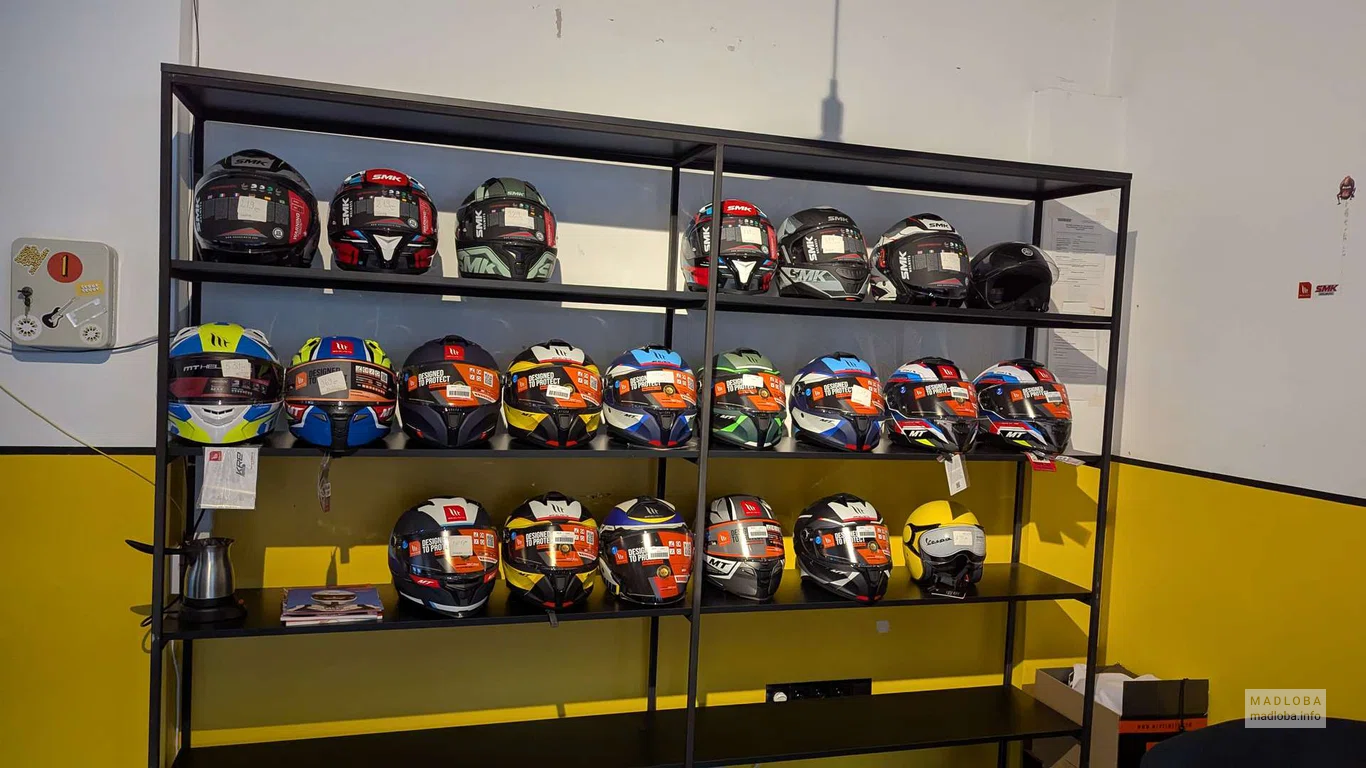 Шлемы в магазине Scoot Scoot в Батуми