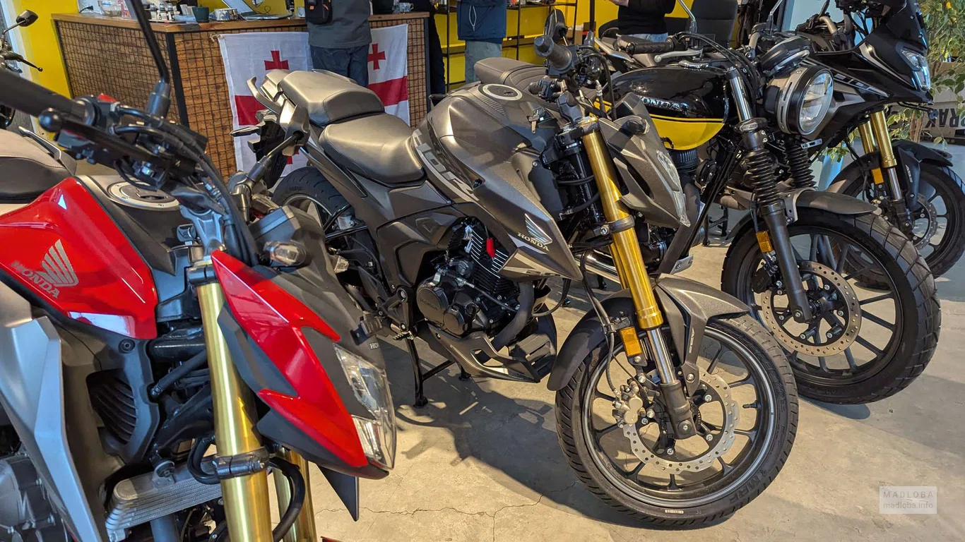 Мотоциклы в магазине "Scoot Scoot" в Батуми