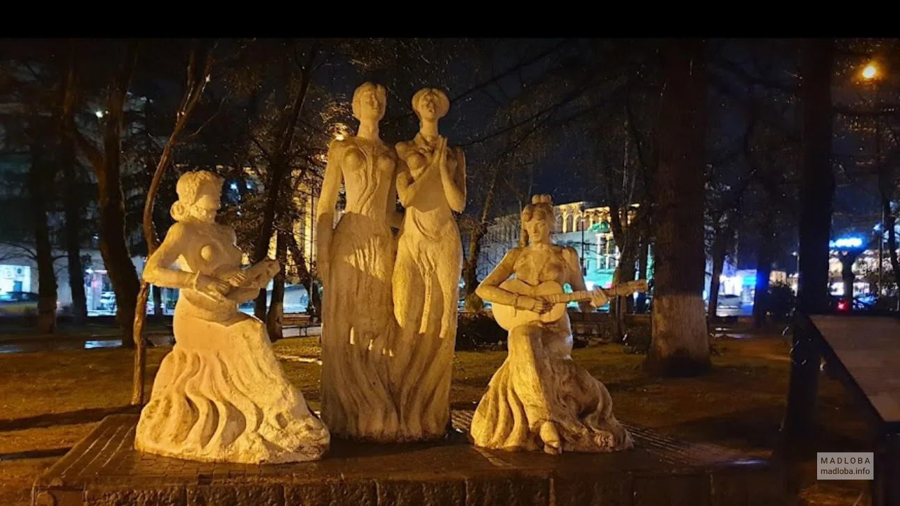 Скульптуры девушек в Park with Fountain