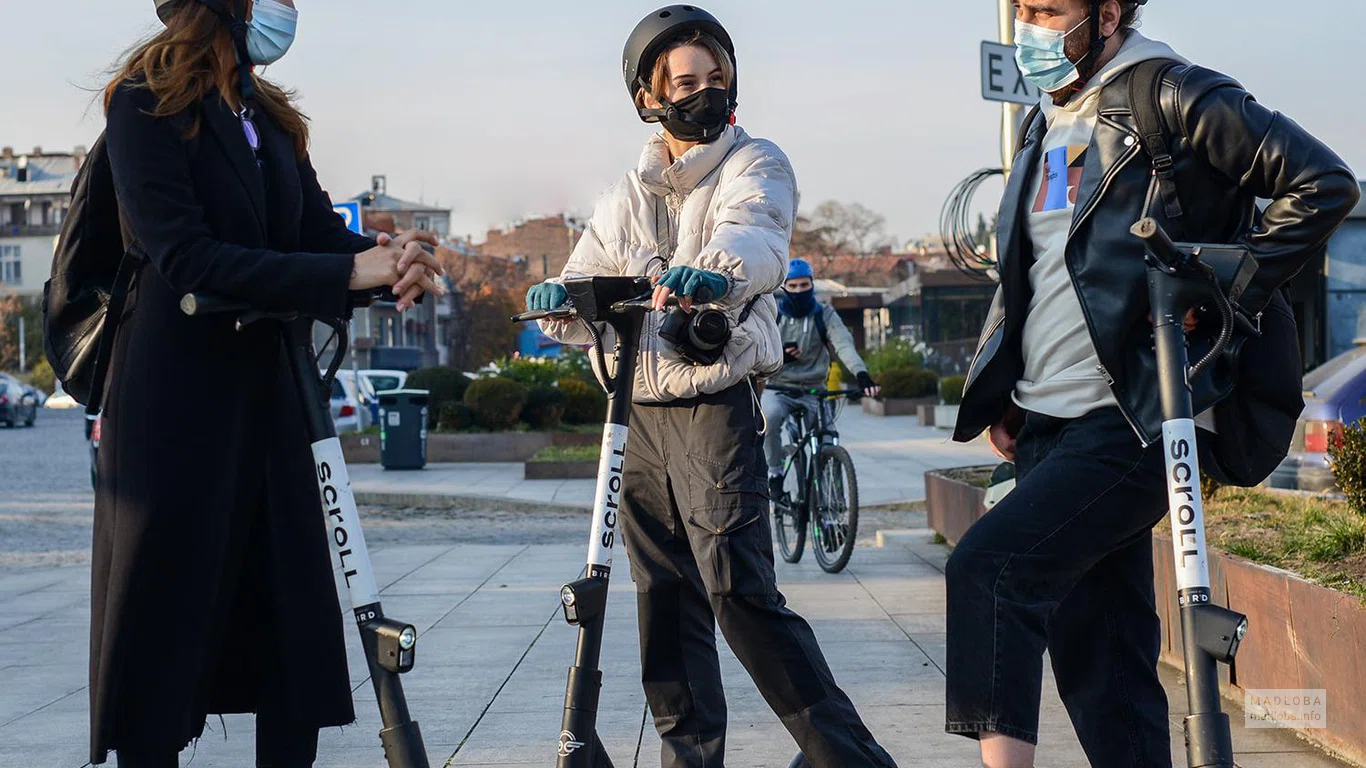 Катание на скутерах Scroll в парке