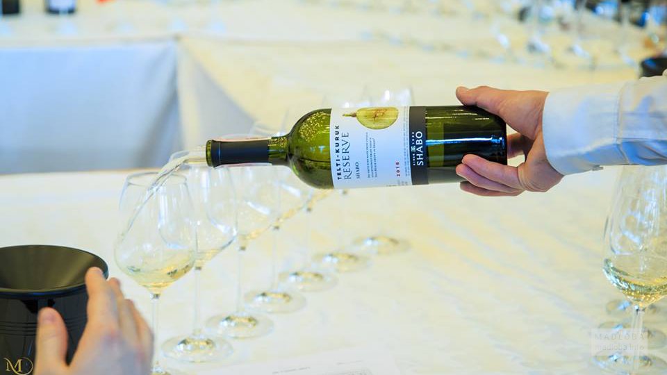 Розлив белого вина Шабо по бокалам
