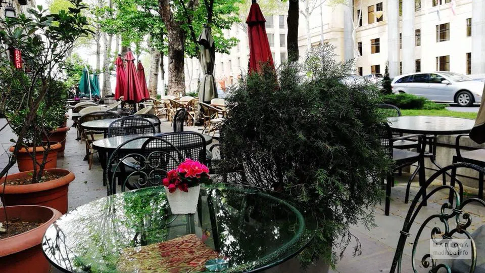 Летние столики в кафе Шатер в Тбилиси
