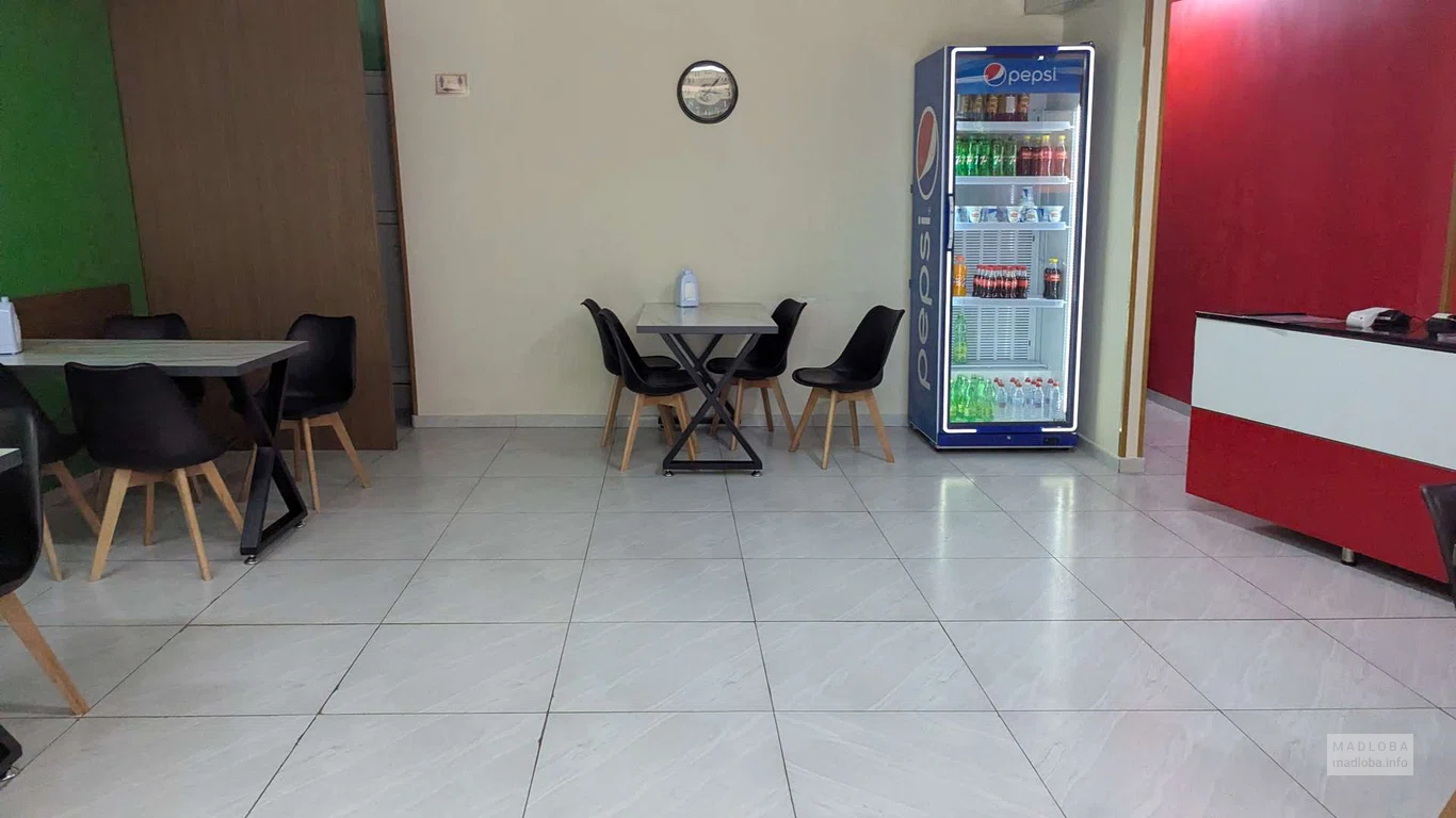 Столики в шаурмичной Shawarma в Батуми