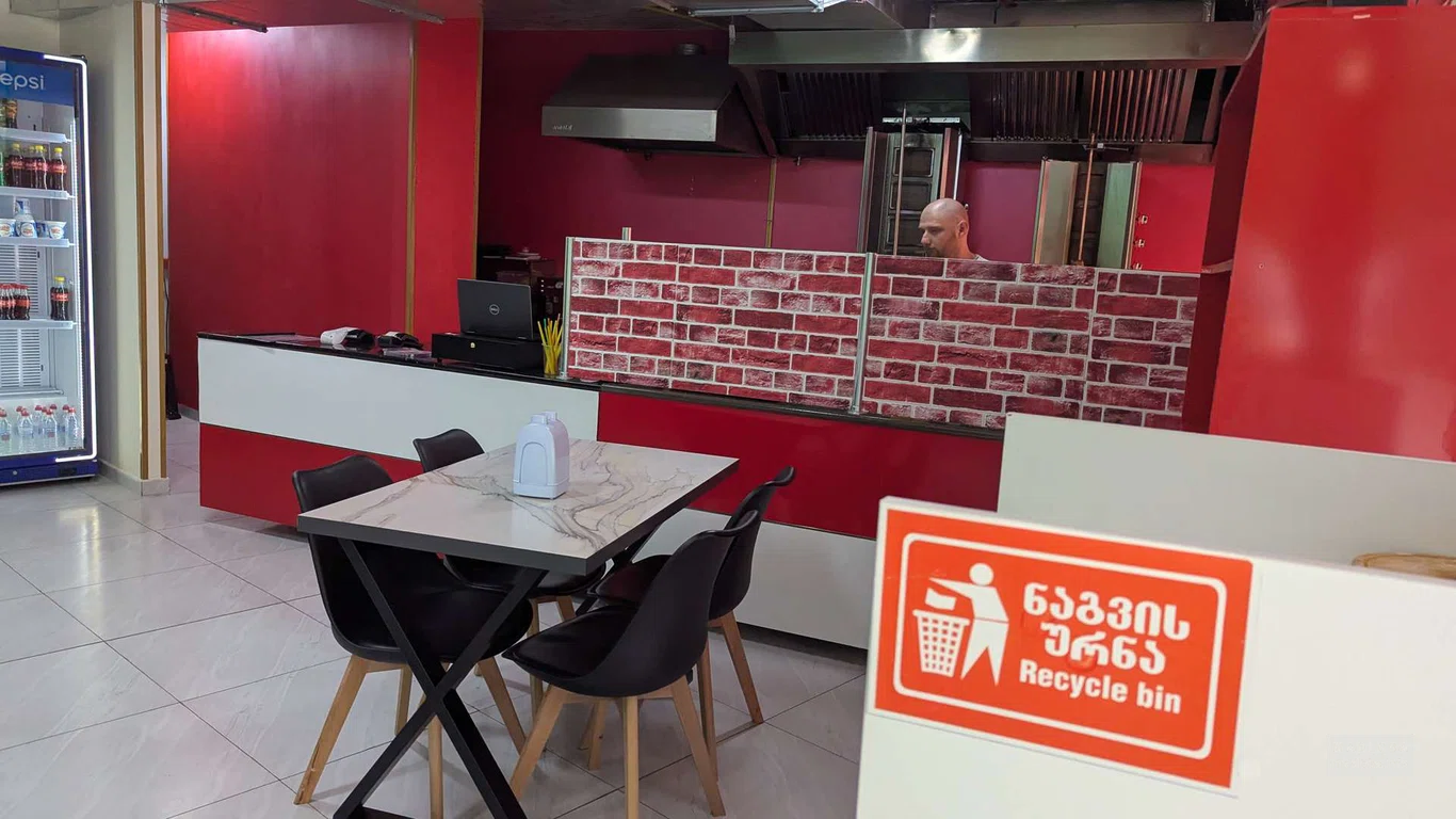 Шаурма на улице Адлиа в Батуми — быстрый перекус и любимая классика