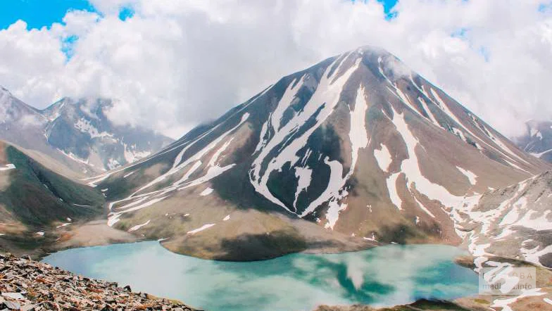 Высокогорное озеро у вершины Шерхота