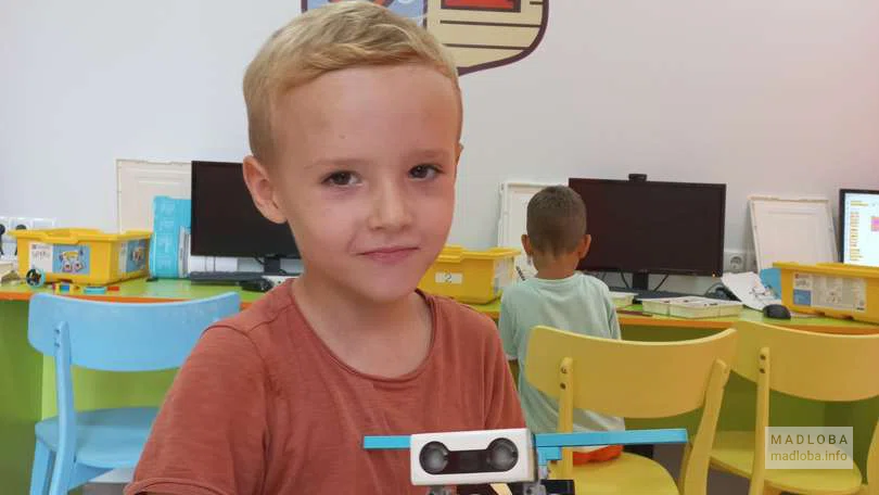 Мальчик и его первый робот