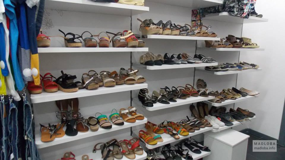 Ассортимент обуви в магазине Shodi