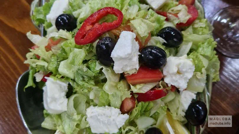 Греческий салат в меню ресторана Shumeruli