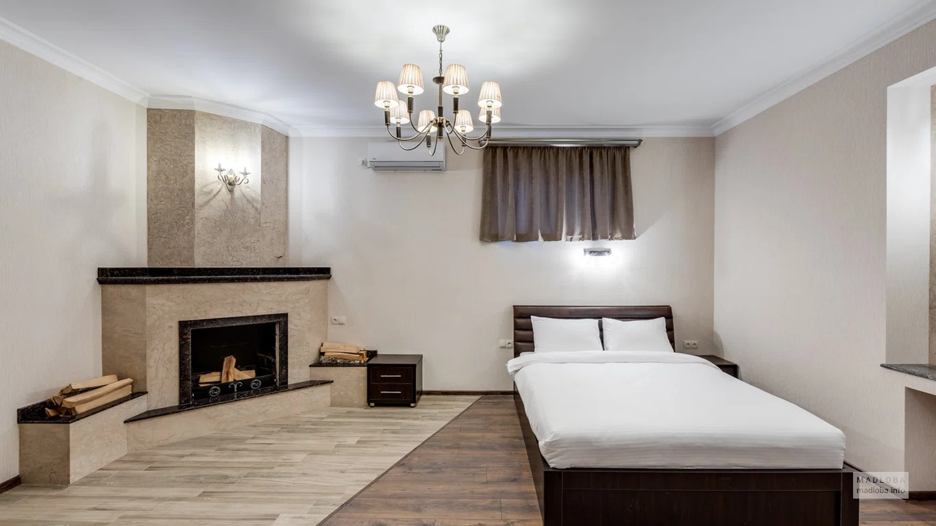 Кровать в номере гостиницы Сибирь