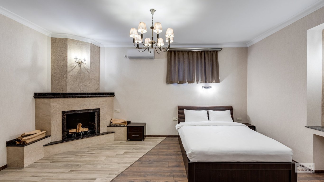 Кровать в номере гостиницы Сибирь