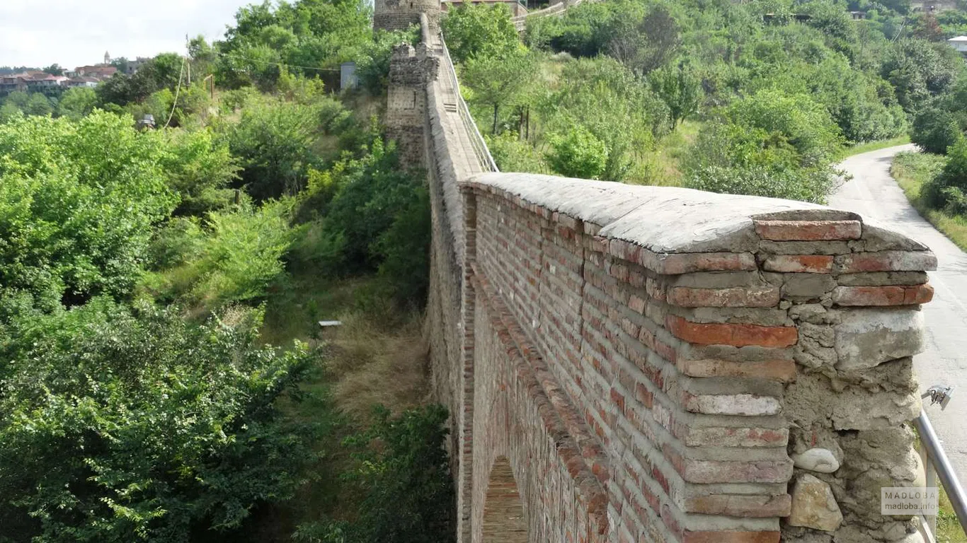 Стена крепости Качалаури