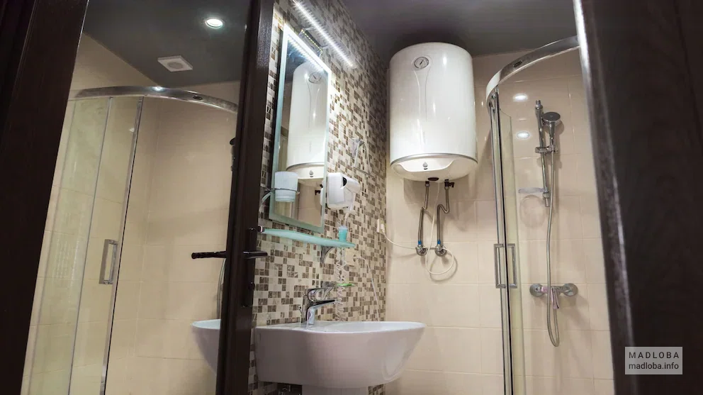 Ванная комната в отеле Silk Road Sea Towers