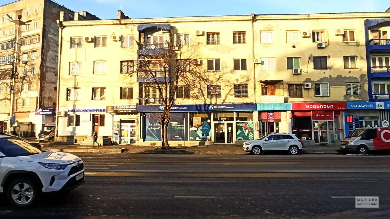 Вид на расположение салона связи Silknet Geocell на проспекте Чавчавадзе 62