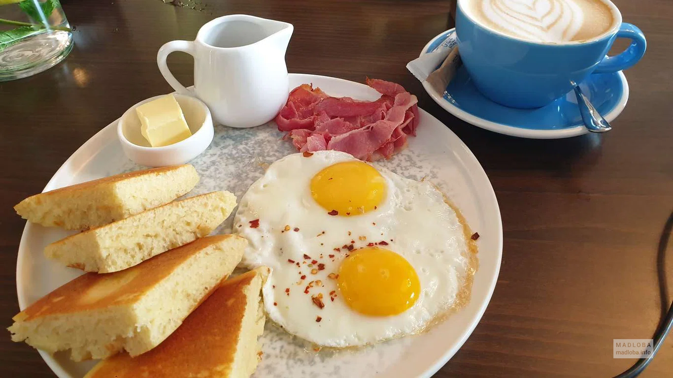 Сытный завтрак в кафе "Синий слон"