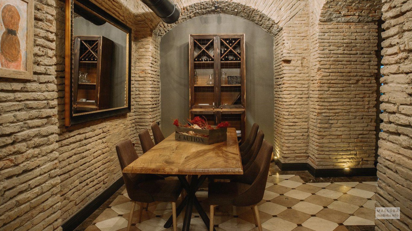 Столик в ресторане Sioni 13 в Грузии