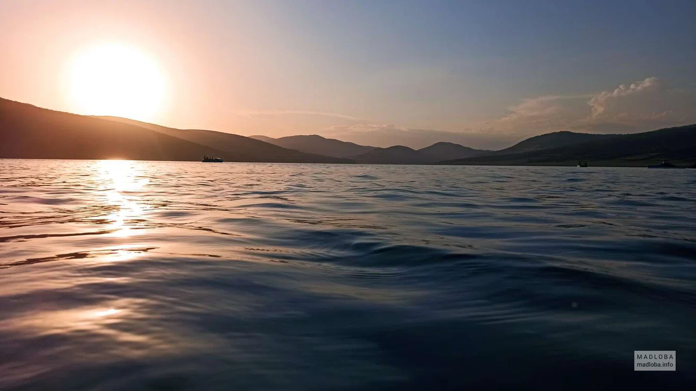 Лодочное прогулка по Сионскому водохранилищу во время заката солнца