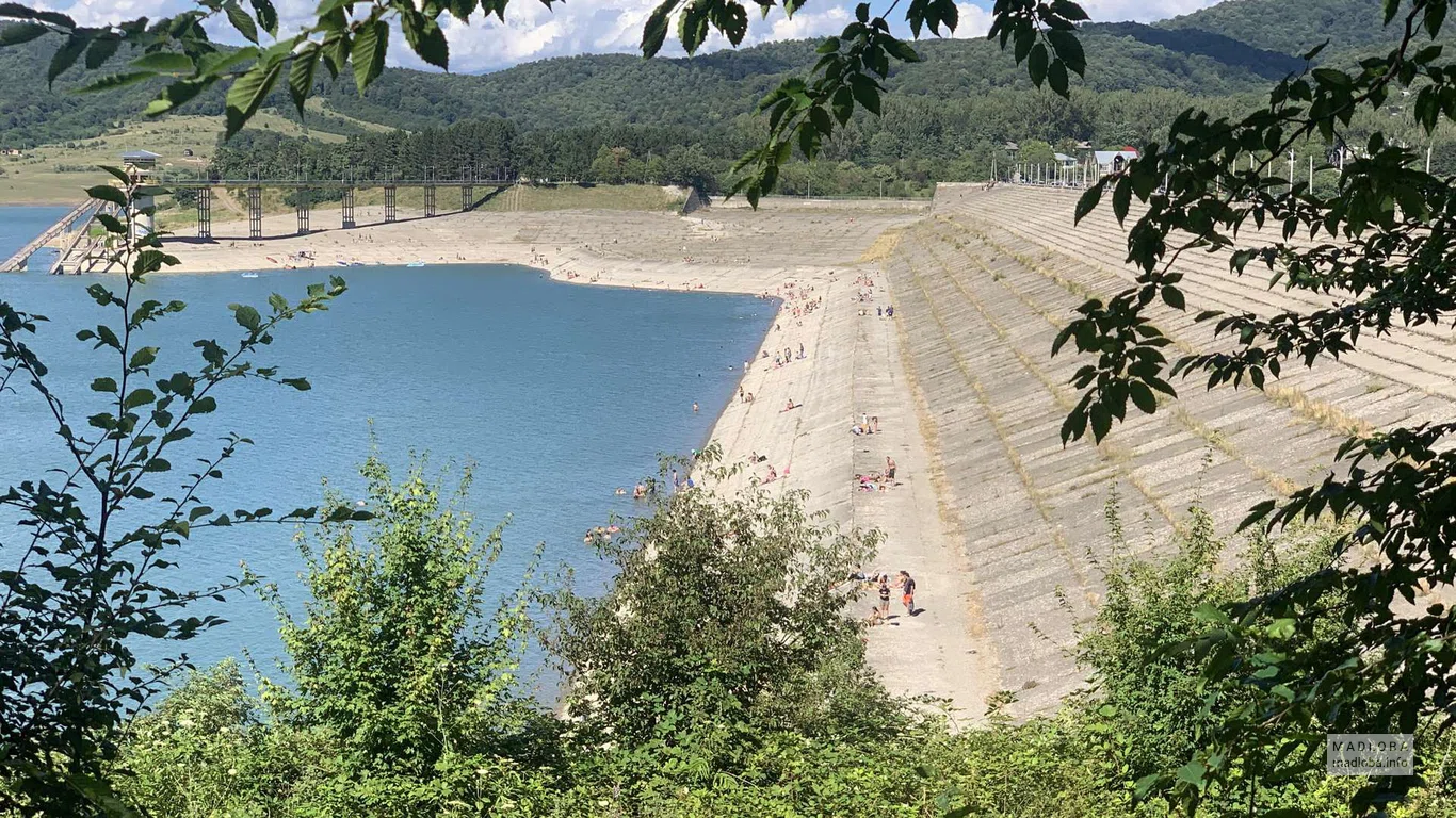 Импровизированный пляж на каменных плитах Сионского водохранилища