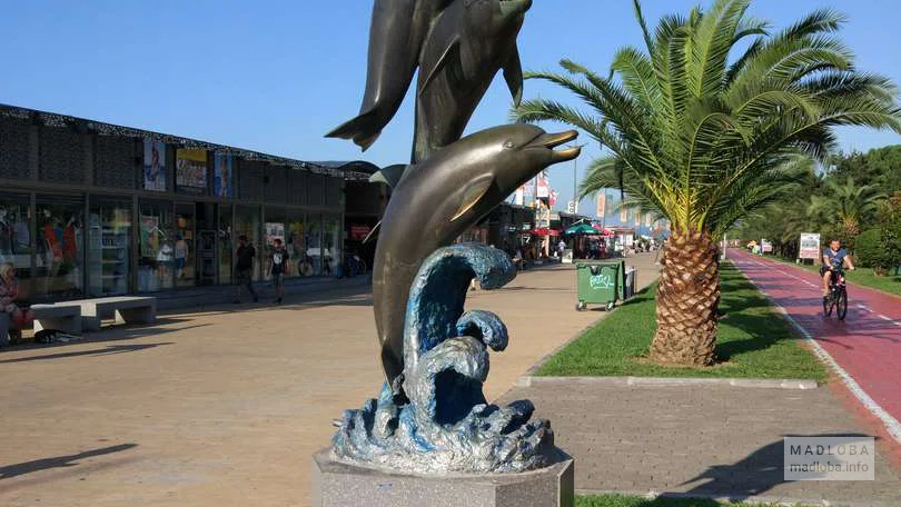 Скульптура "Дельфины" возле Колоннады