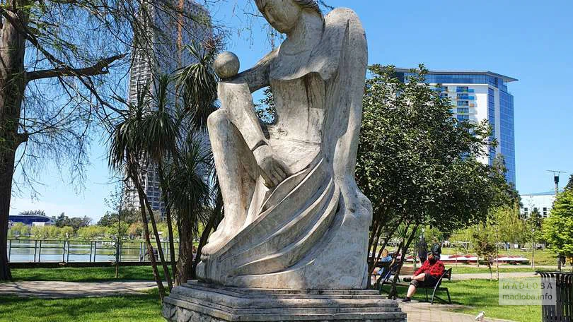 Скульптура "Девушка с шаром"