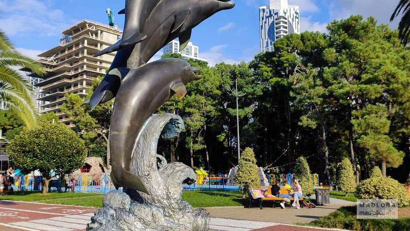 Скульптура "Дельфины" возле Колоннады