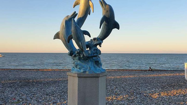 Скульптура "Дельфины" возле Башни Алфавит