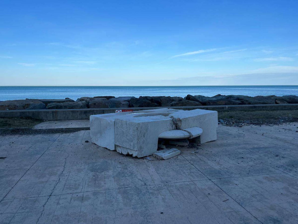 Скульптура "Glow" разбита во время шторма 27.11.2023.jpg