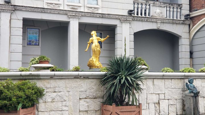 Скульптура "Золотая женщина"