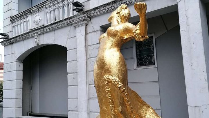 Скульптура "Золотая женщина"